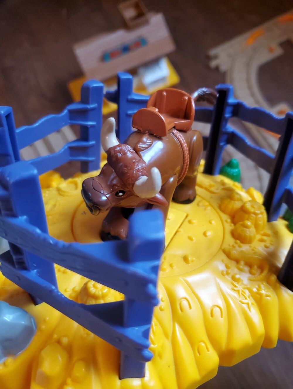 Fisher Price GeoTrax Rope & Ride Ranch With Extra Tracks - Picture 3 of 6